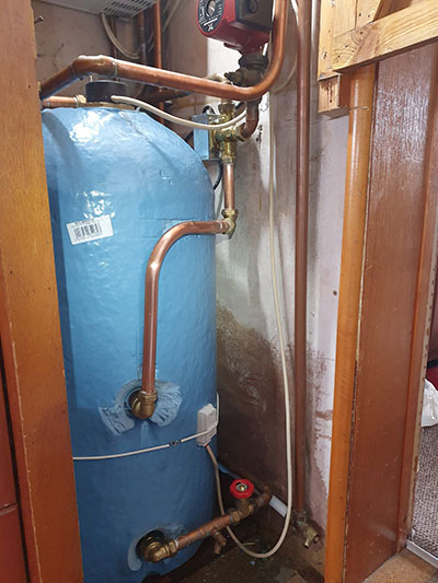 Hot water tank installation